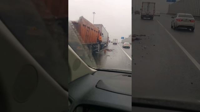 Вот это размотало. Авария большегрузов. смотреть онлайн