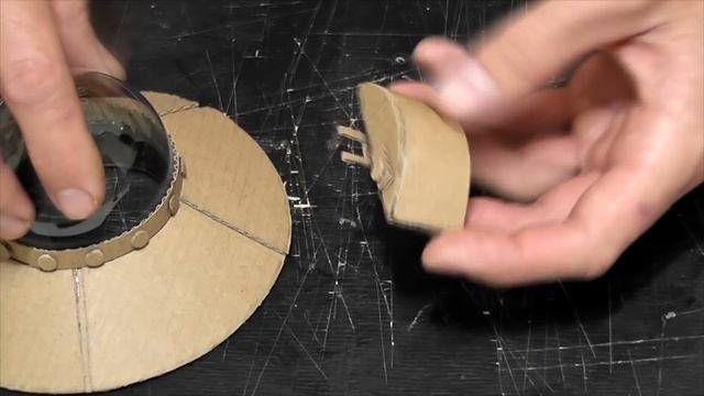 Как сделать Летающую тарелку Рика и Морти из лампочки и картона