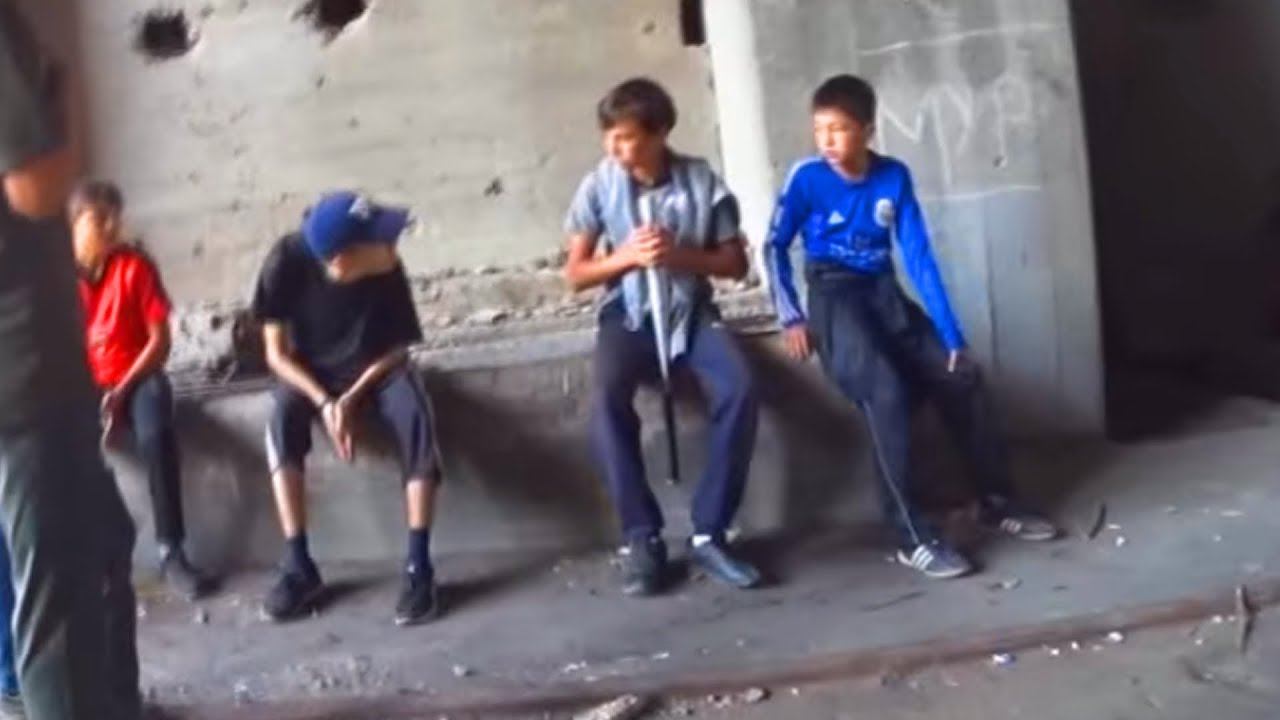 ШКОЛЬНИКИ ДОВЫПЕНДРИВАЛИСЬ И ПОЛУЧИЛИ ПО ЗАСЛУГАМ смотреть онлайн