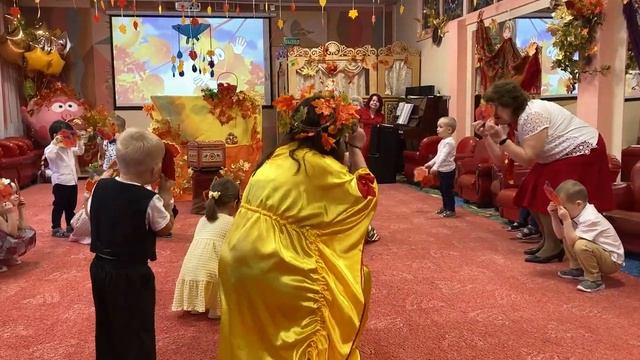 Танец с листочками "Ты листочек озорной" (Музыка и слова А. Евтодьевой). Группа №7 "Светлячки" смотреть онлайн