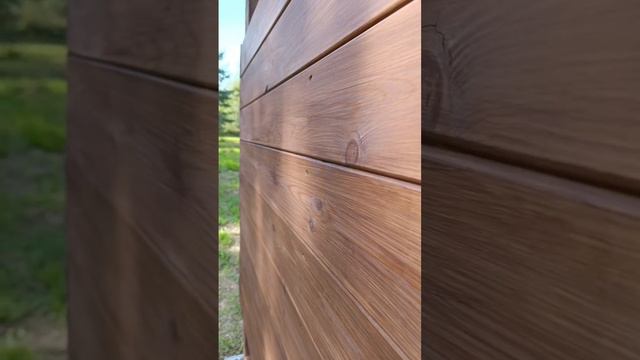 Обработка летнего душа тонирующим антисептиком