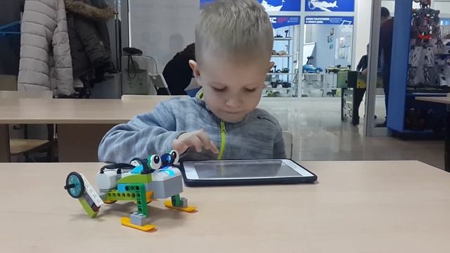 Занятие по робототехнике/ Игорь сделал лягушку и запрограммировал её смотреть онлайн