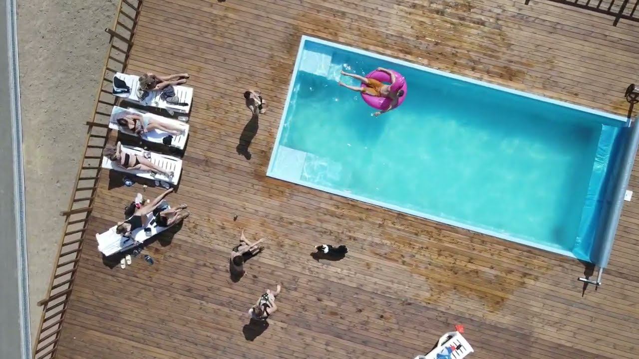 Бассейн под открытым небом на базе отдыха 