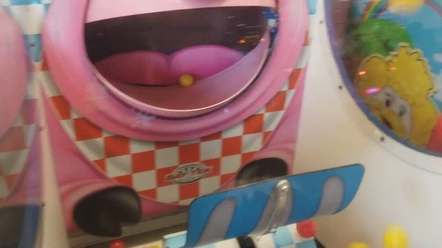 Kids Arcade Games Plastic Balls Game Splash the Ducks Game Chuck E Cheese's Houston - ZMTW смотреть онлайн