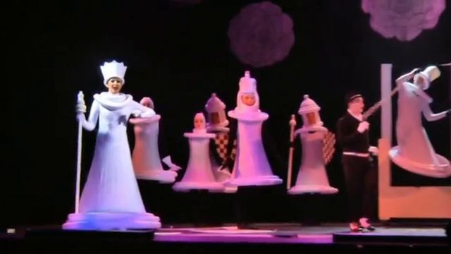 Фрагмент из фэнтези-мюзикла «Алиса в стране чудес» Новосибирского музыкального театра смотреть онлайн