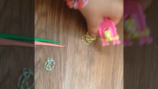 БАНАН из резиночек.Как сплести БАНАН из резинок?LIZA WAI смотреть онлайн