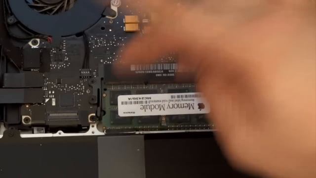 How to Upgrade RAM in a 2009 / 2010 MacBook Pro - Memory Replacement - MacBook Tutorial смотреть онлайн