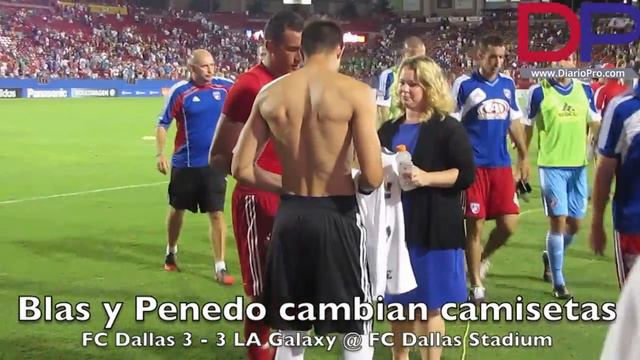 Blas Pérez y Jaime Penedo cambian camisetas al final del FC Dallas 3 - 3 LA Galaxy смотреть онлайн