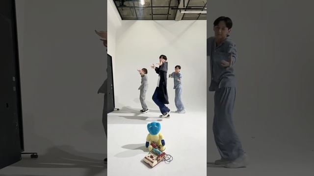 CRAVITY 'GROOVY' covered by ROOMY смотреть онлайн