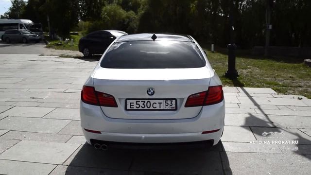 BMW 5 в пленке "белый жемчуг" - аренда авто с водителем в Великом Новгороде @auto-na-prokat.ru смотреть онлайн