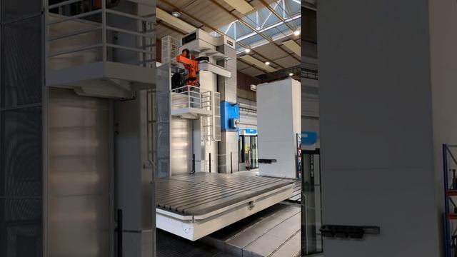 CNC HORIZONTAL BORING & MILLING MACHINE - SKODA HCW 3000-200, Head and Adapter Drop off смотреть онлайн