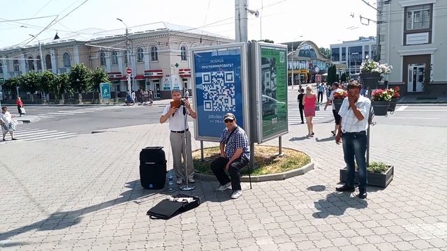 Уличные музыканты с Молдавскими напевами в Бендерах/Приднестровье смотреть онлайн