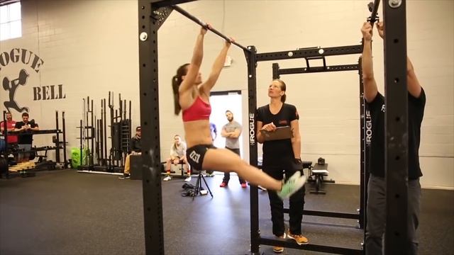 60 Unbroken Butterfly Pull-ups in 60 Seconds—Camille Leblanc-Bazinet смотреть онлайн