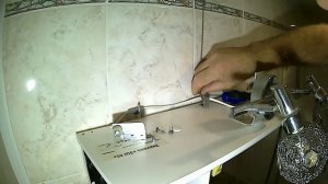 Очень неудобно включать вытяжной вентилятор в ванной комнате из-за навесного шкафа.