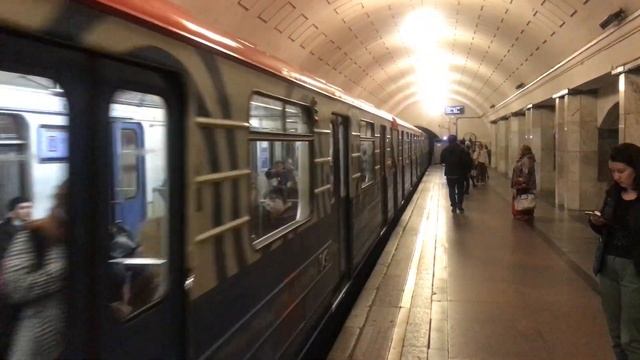 Метропоезд 81-717/714.5М "Номерной" станция метро Охотный Ряд, маршрут №19 смотреть онлайн