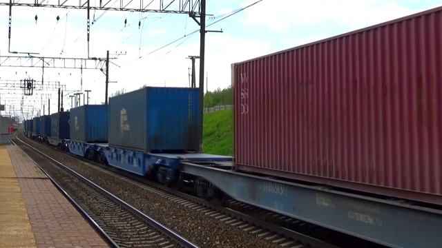 Электровоз ВЛ10У-945 с контейнерным грузовым поездом смотреть онлайн