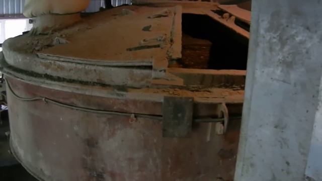 Производство бетона, загрузка автомиксера смотреть онлайн