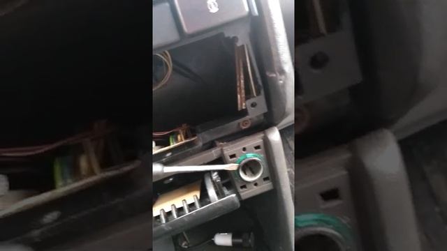 Снятие прикуривателя на Фольксваген Пассат Б3/B4 смотреть онлайн