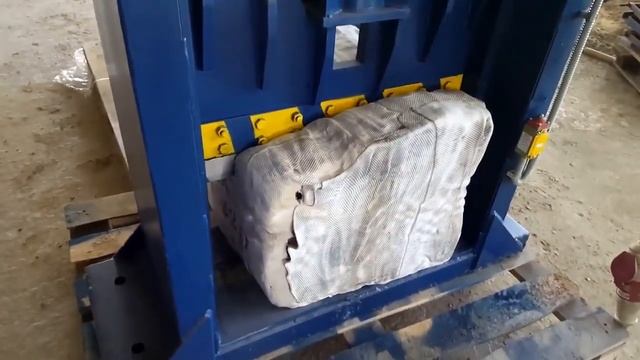 Гильотина PZO 600 РЭ рубит каучук смотреть онлайн