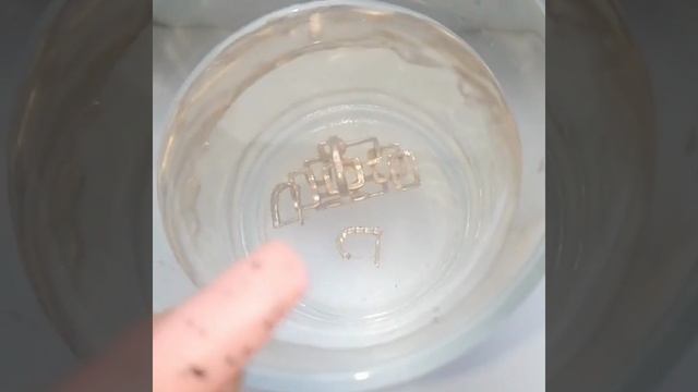 Как избавиться от зависти подруг и злых языков. Возьмите кольца украшения и стакан воды с солью #s смотреть онлайн