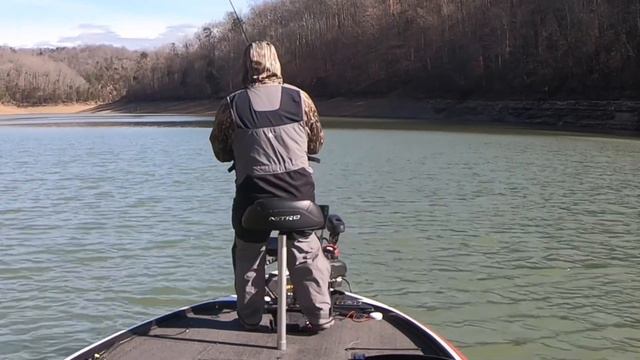 Casting to clear water Crappie (Lake Cumberland) Livescope footage смотреть онлайн
