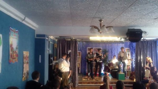 Группа школы поет песню В. Цоя на 23 февраля.