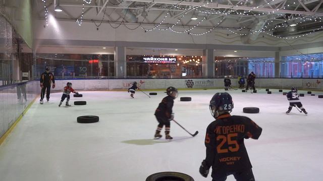 Детская школа #хоккея HockeyWay. Катание лицом-спиной. Упражнение для отработки. смотреть онлайн