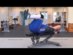 Подъём ног лёжа: 3 варианта выполнения