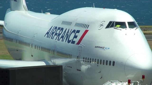 Terrasse aérogare Roland Garros vue sur le tarmac(FMEE/RUN) смотреть онлайн