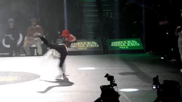 НЕВЕРОЯТНО КРУТОЙ ТАНЕЦ-БАТЛ: ДЕВОЧКЕ ВСЕГО 6 ЛЕТ. смотреть онлайн