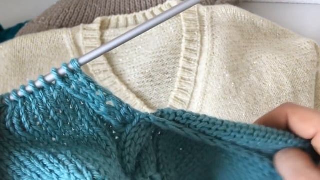 Красивая обработка V-образной горловины спицами//Подробный Мастер Класс.#горловинаспицами.