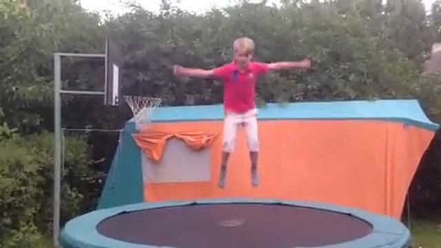 Гарик на батуте смотреть онлайн