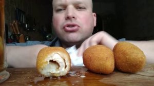 МУКБАНГ КОТЛЕТЫ по киевски/Кушаю на камеру