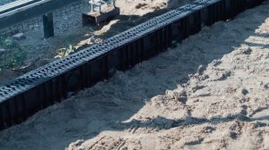 Установка водоотводных пластиковых лотков Аквасток