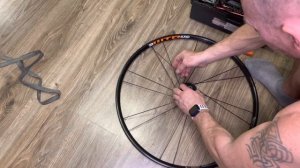 Как заспицевать колесо велосипеда? Заспицевать в два креста. GT  Avalanche.