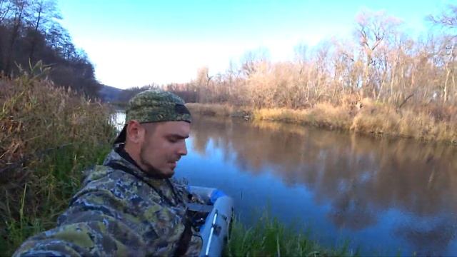 РЫБАЛКА В ОКТЯБРЕ СПЛАВИЛИСЬ ПО РЕКЕ СПИННИНГОМ смотреть онлайн