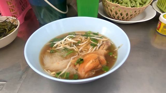 Тайская уличная кафешка. Суп за 40 бат. Паттайя. Тайланд