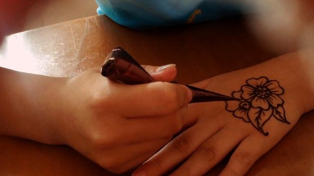 Мехенди-рисунок хной на руке . смотреть онлайн