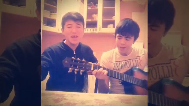 Назира на гитаре