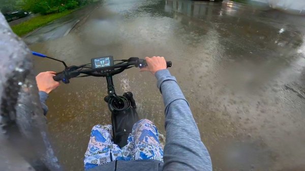 Под дождём на электроскутере! White Siberia Explorer - Zver 3600