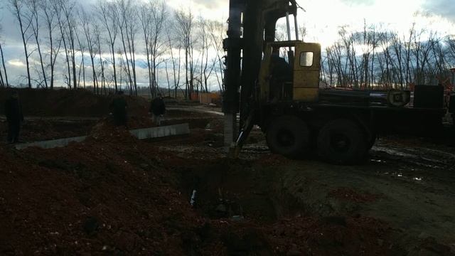 Забивка свай. Работа в поле. смотреть онлайн