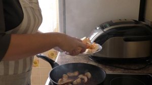 Перевернутый пирог из слоеного теста с яблоками и карамелью