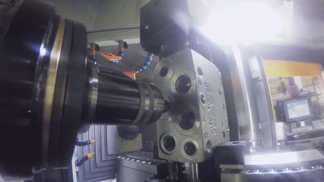 Обработка гидравлического блока из чугунной отливки на 3-х шпиндельном мультицентре куб 400 мм смотреть онлайн