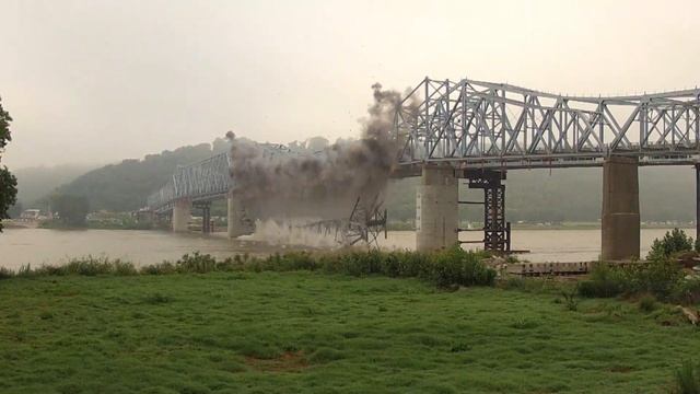 Milton-Madison Bridge Span Demolition - Blast#1 July 23, 2013 смотреть онлайн