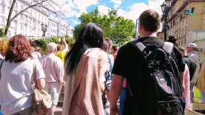 Летняя магия Москвы： Прогулка по Патриаршим прудам и станции метро Арбатская