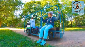 Дети и Машина. Манкиту катаются на детском автобусе в парке