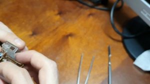 Плафон бардачка VW, как одеть пружинку.