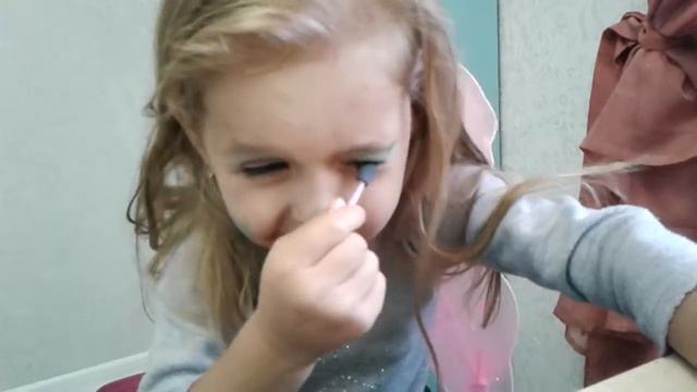 Машуля с самого утра делает себе макияж и смотрит день рождение Miss Kaity смотреть онлайн