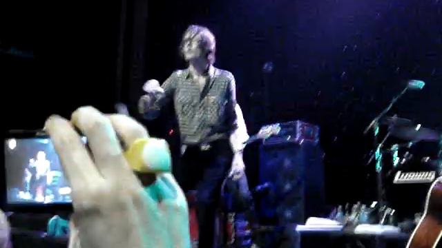 Jarvis Cocker singing Black Sabbath - Paranoid смотреть онлайн