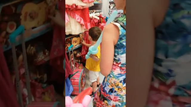 Магазин детских игрушек Disney в Старом городе Пальма-де-Майорка смотреть онлайн